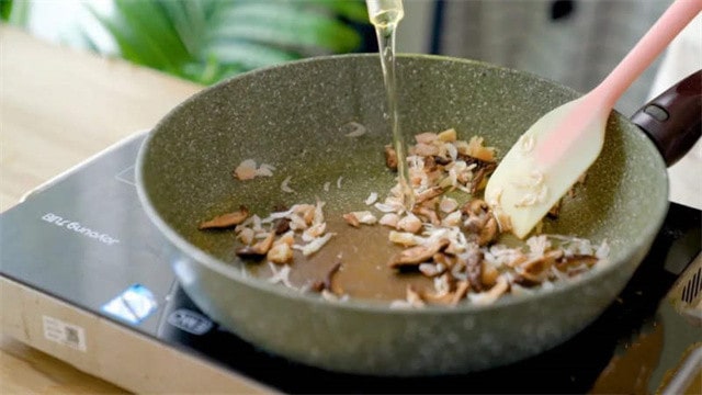 芋头干贝虾皮饭焖饭的做法