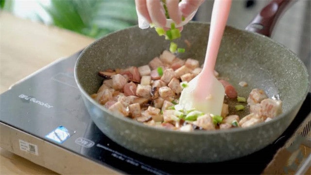 芋头干贝虾皮饭焖饭的做法