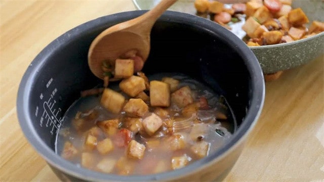 芋头干贝虾皮饭焖饭的做法