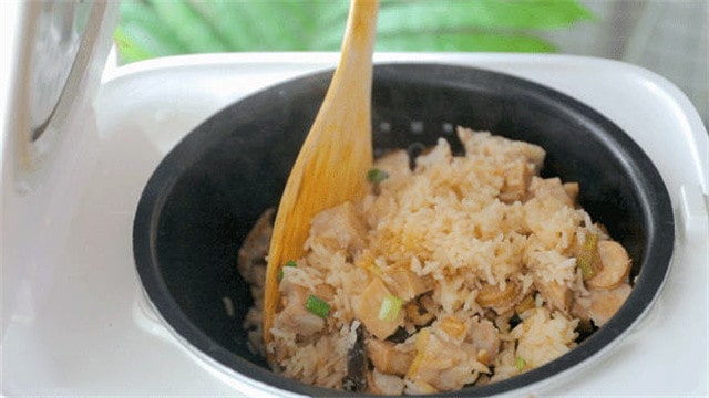 芋头干贝虾皮饭焖饭的做法