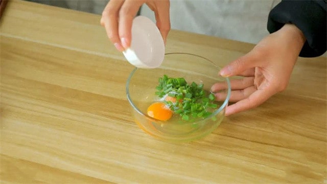 葱花蛋饼的做法