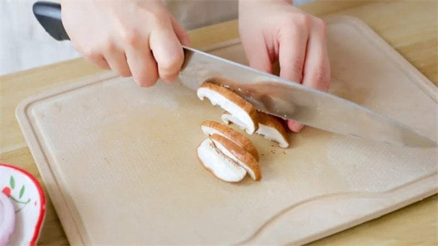 香菇洋葱小鸡腿的做法