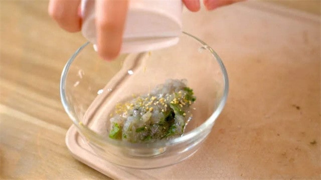 虾仁鸡蛋卷的做法