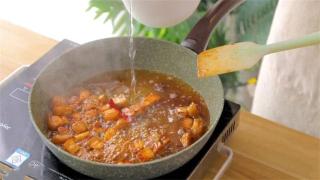 春笋烧肉的做法