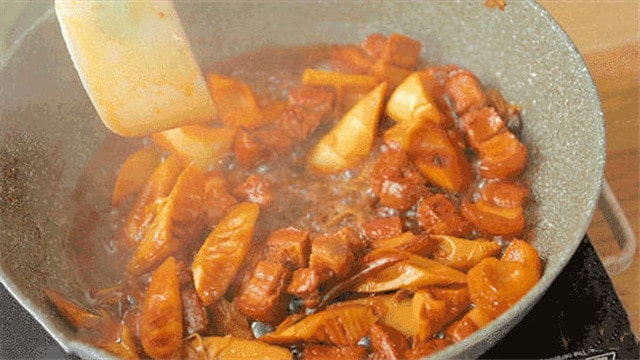 春笋烧肉的做法