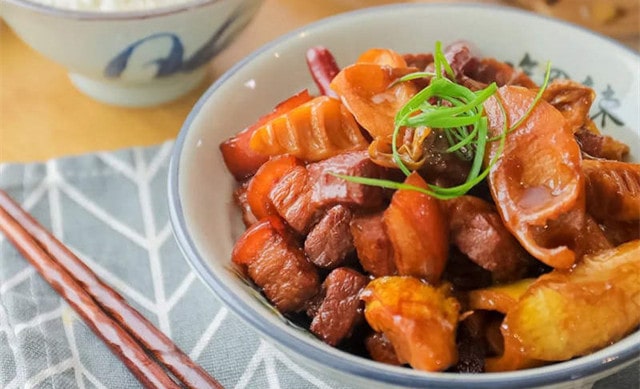 春笋烧肉的做法