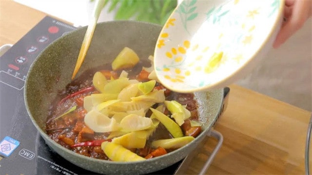 春笋烧肉的做法