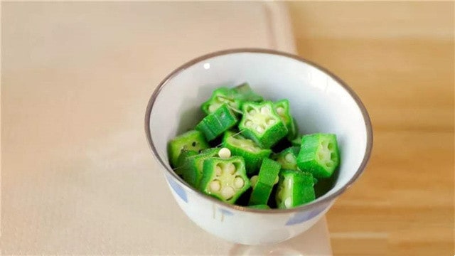 秋葵炒鸡蛋的做法