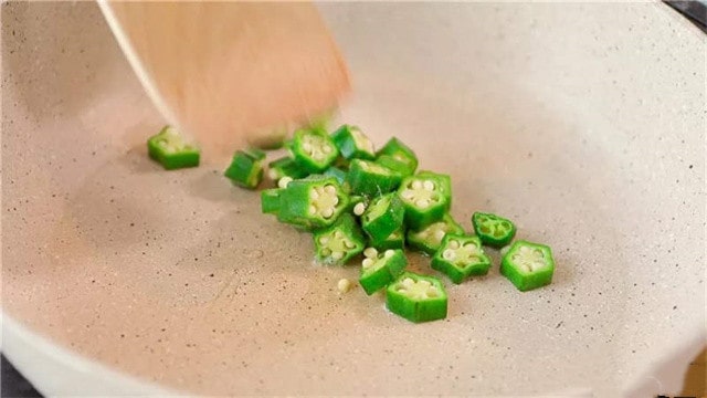 秋葵炒鸡蛋的做法