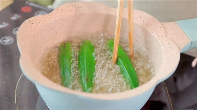 秋葵炒鸡蛋的做法