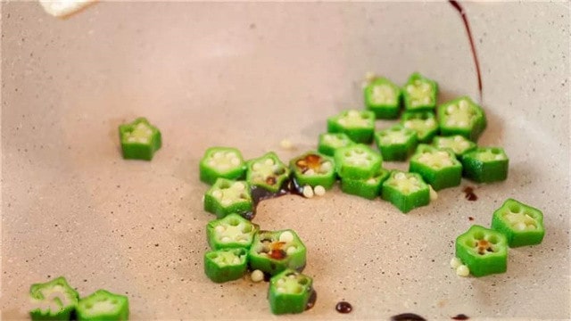 秋葵炒鸡蛋的做法