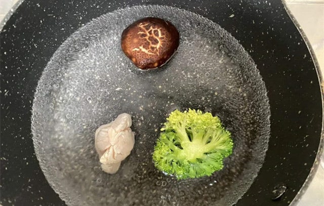 儿童营养早餐 鸡肉蔬菜吐司饼的做法