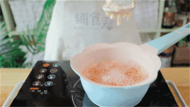 土豆虾肉疙瘩面的做法