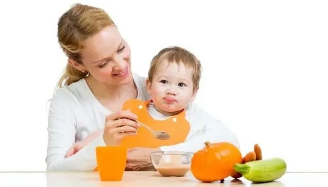 五六个月宝宝不吃辅食怎么办