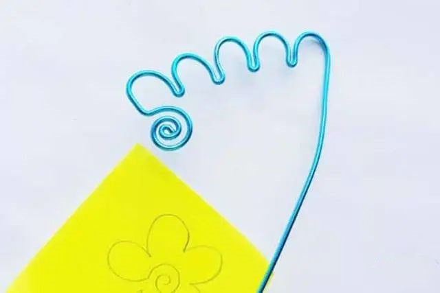 废物利用手工制作电线花朵书签