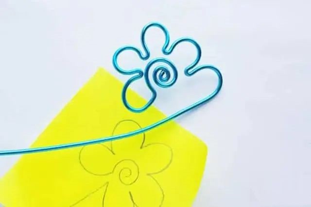 废物利用手工制作电线花朵书签