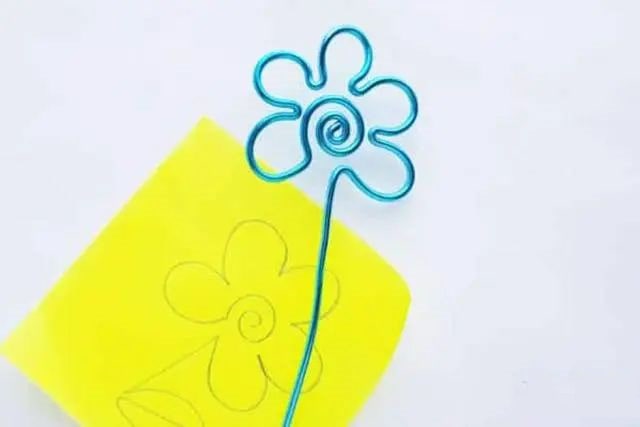 废物利用手工制作电线花朵书签