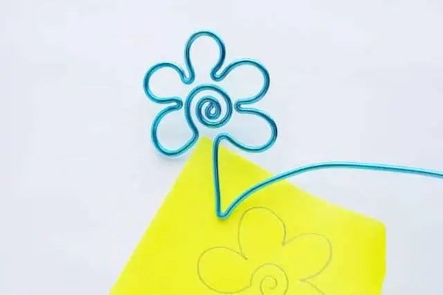 废物利用手工制作电线花朵书签