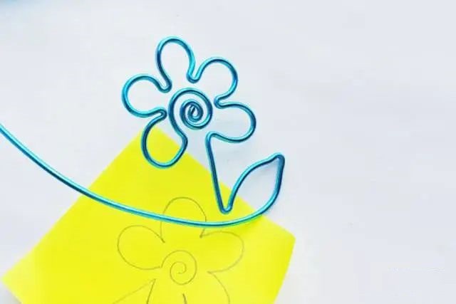 废物利用手工制作电线花朵书签