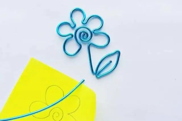 废物利用手工制作电线花朵书签