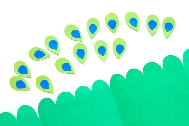 幼儿简单漂亮手工：剪纸拼贴立体孔雀