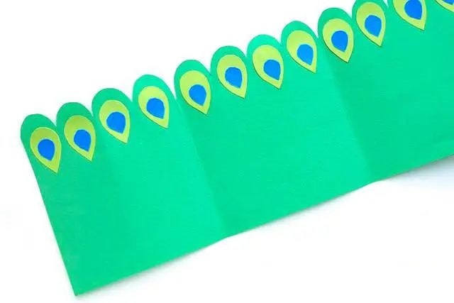 幼儿简单漂亮手工：剪纸拼贴立体孔雀