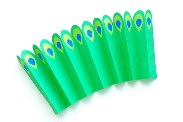 幼儿简单漂亮手工：剪纸拼贴立体孔雀