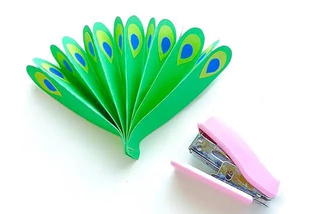 幼儿简单漂亮手工：剪纸拼贴立体孔雀