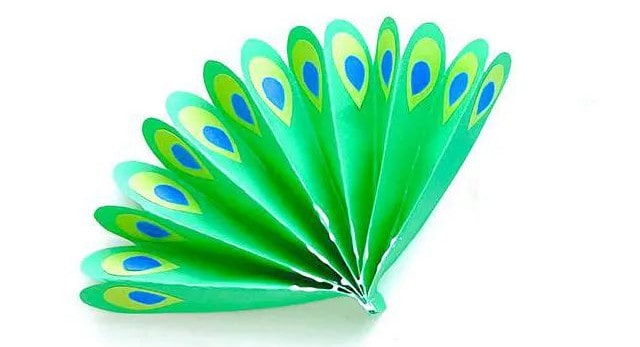 幼儿简单漂亮手工：剪纸拼贴立体孔雀