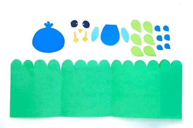 幼儿简单漂亮手工：剪纸拼贴立体孔雀