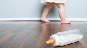 10个月宝宝运动指南：练习走路和坐下