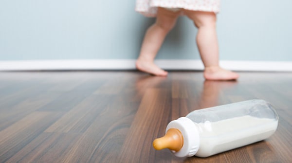 10个月宝宝运动指南：练习走路和坐下