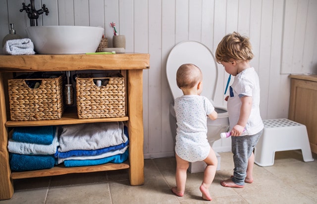 婴儿几个月可以把屎把尿？