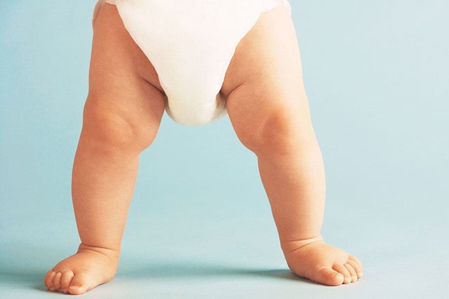 宝宝走路内八字是什么原因？