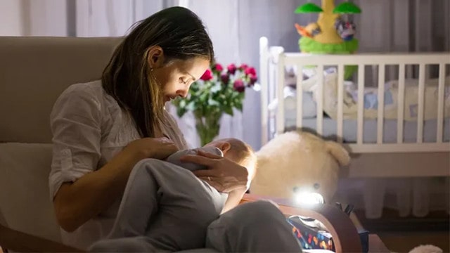 晚上给宝宝喂奶的6种错误方法