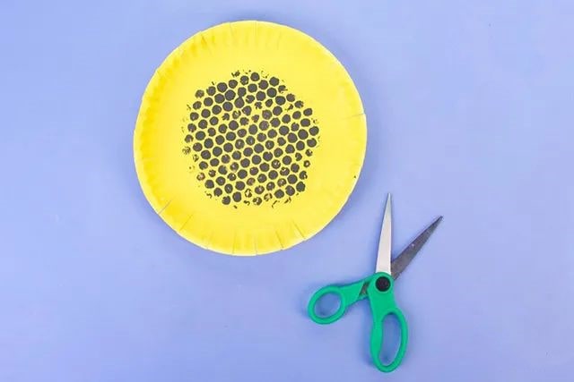 简单幼儿手工制作花朵：纸盘子做向日葵