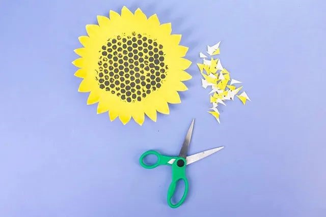 简单幼儿手工制作花朵：纸盘子做向日葵