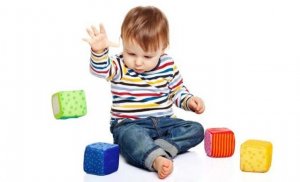 宝宝喜欢乱扔东西，父母应该怎么办？