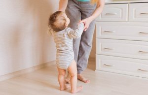 10—11个月婴儿站立与行走训练