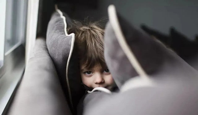 宝宝胆小害羞怕见生人，该如何引导？