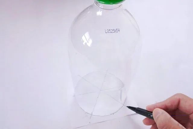 矿泉水瓶变废为宝手工制作彩色风车