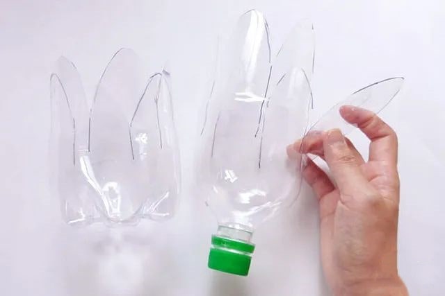 矿泉水瓶变废为宝手工制作彩色风车