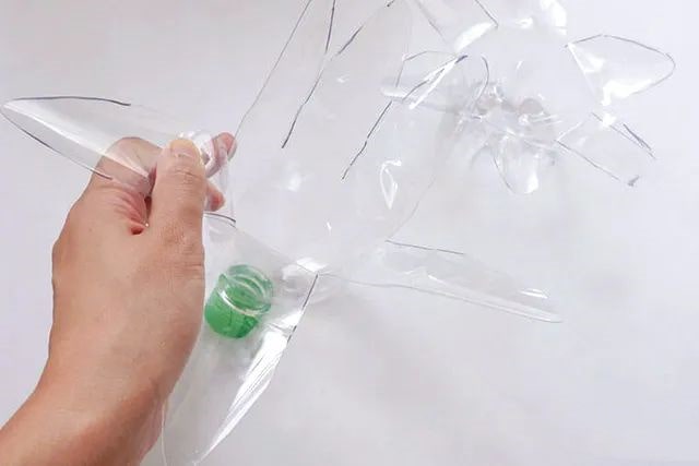 矿泉水瓶变废为宝手工制作彩色风车