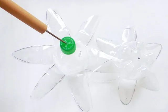 矿泉水瓶变废为宝手工制作彩色风车