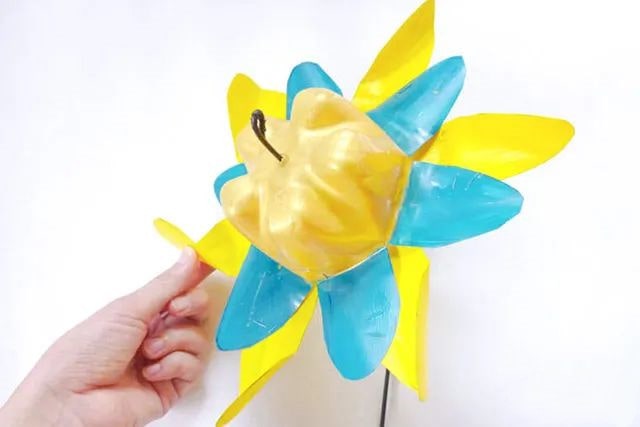 矿泉水瓶变废为宝手工制作彩色风车