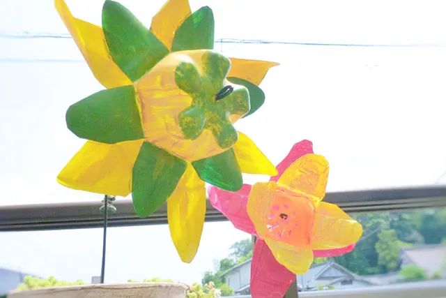 矿泉水瓶变废为宝手工制作彩色风车