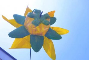 矿泉水瓶变废为宝手工制作彩色风车