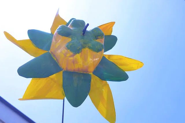 矿泉水瓶变废为宝手工制作彩色风车