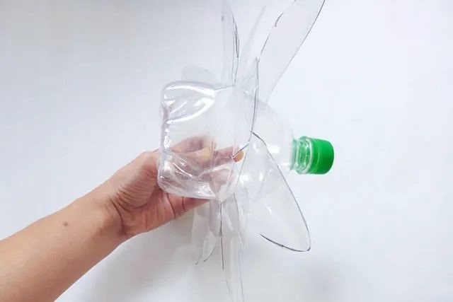 矿泉水瓶变废为宝手工制作彩色风车