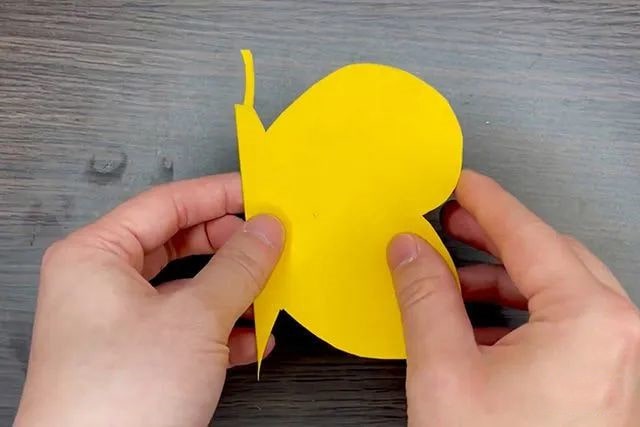 彩纸手工制作会扇动翅膀的蝴蝶玩具